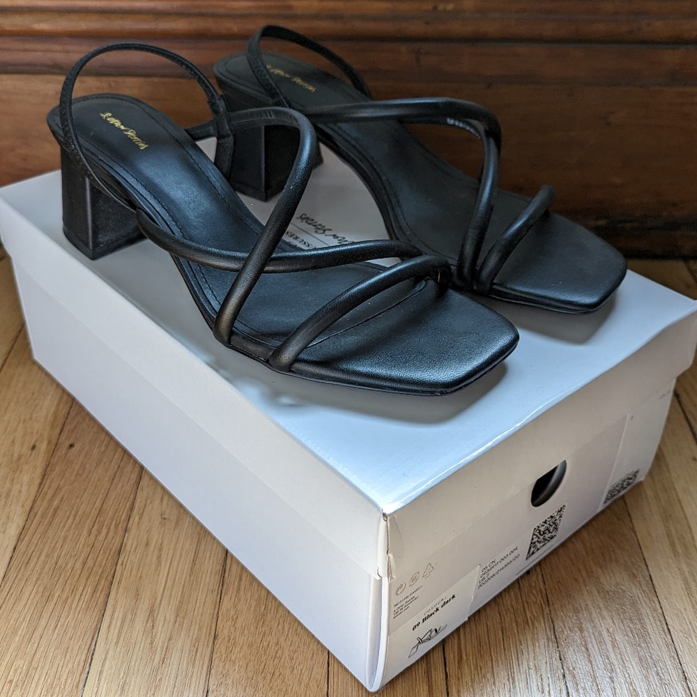 & Other stories. Black strappy sandal. Size 7
